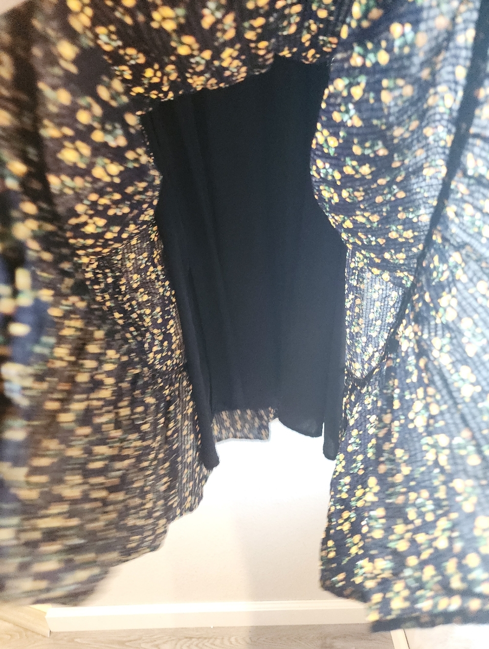 JESSAKAE BLACK WHIT YELLOW FLOWERS ALL AROUND DRESS NECK SHORT SLEEVE MEDIUM - Picture 6 of 16